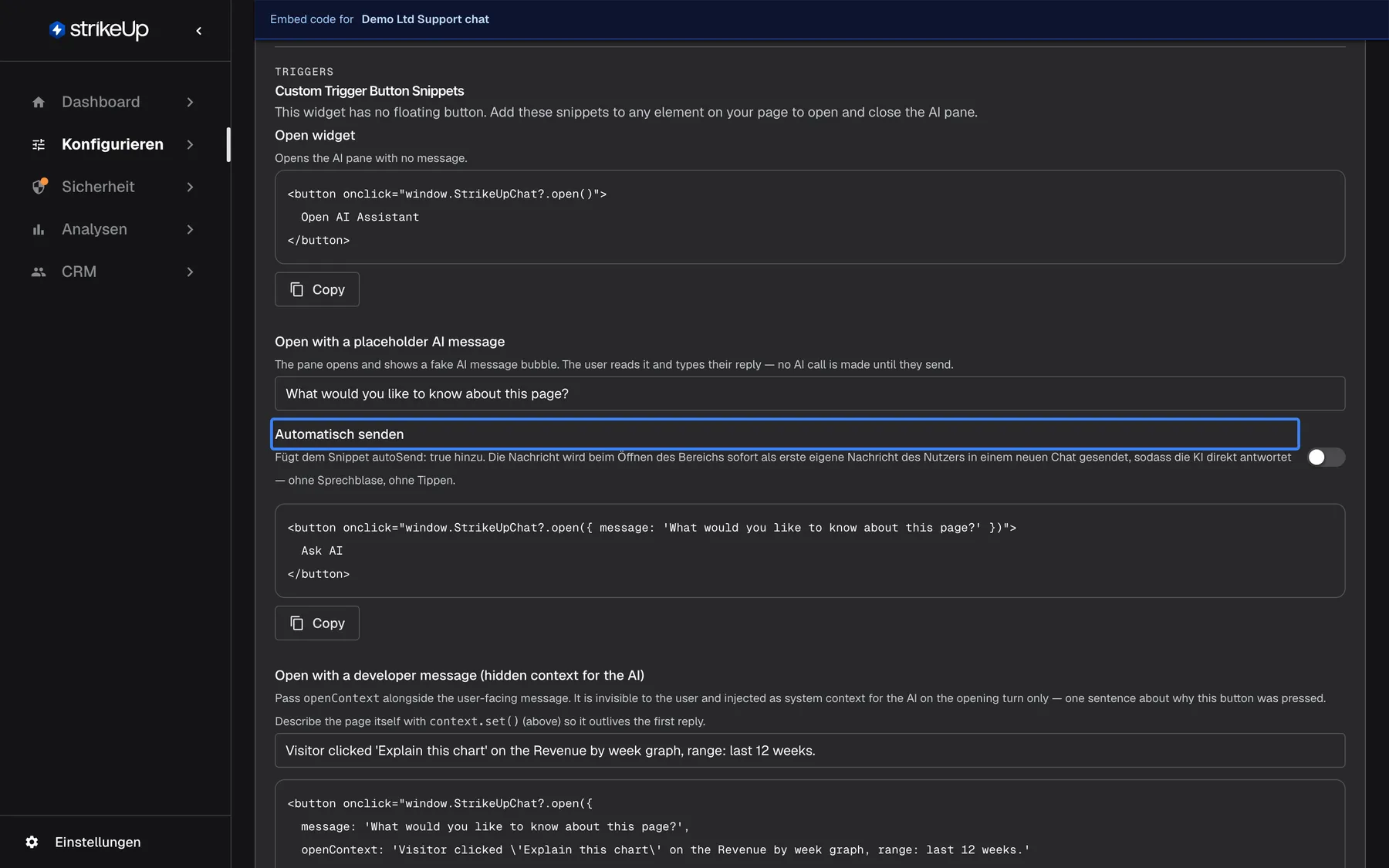 Der Teil "Custom Trigger Button Snippets" der Seite Embed, sichtbar, weil das Widget einen Typ Eigener Auslöser nutzt; die Texte sind überwiegend Englisch. "Open widget" bietet ein Schaltflächen-Snippet mit window.StrikeUpChat?.open() und "Copy". "Open with a placeholder AI message" hat ein Textfeld mit "What would you like to know about this page?", danach den hervorgehobenen Schalter "Automatisch senden" (aus), der autoSend: true ergänzt, und das passende Snippet. Darunter beginnt "Open with a developer message (hidden context for the AI)".