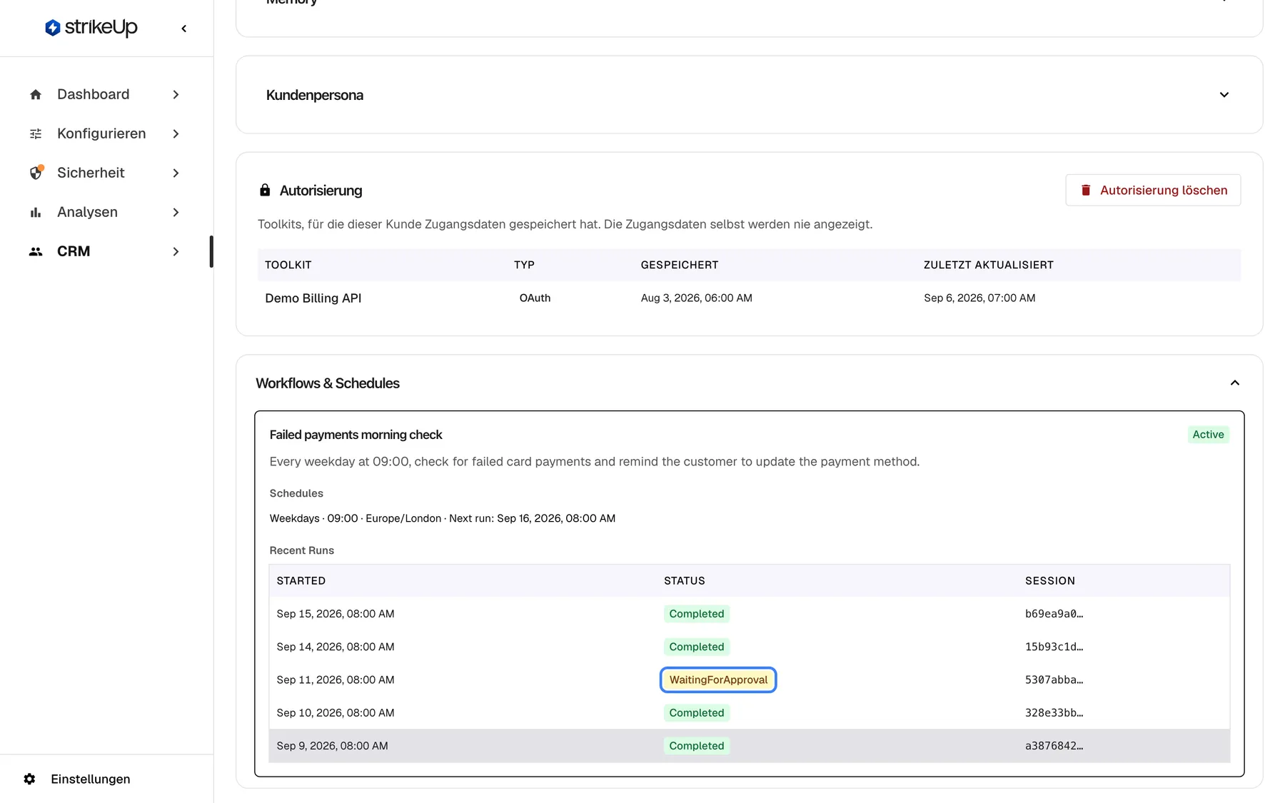 Das Ende der Detailseite von Morgan Hayes. Die Karte „Autorisierung“ mit der Schaltfläche zum Löschen listet ein Toolkit mit gespeicherten Zugangsdaten: Demo Billing API, Typ OAuth, gespeichert und zuletzt aktualisiert. Der aufgeklappte, auch auf Deutsch englische Abschnitt „Workflows & Schedules“ zeigt den aktiven Workflow „Failed payments morning check“ (werktags um 09:00), seinen Zeitplan „Weekdays · 09:00 · Europe/London“ mit nächster Ausführung und die Tabelle „Recent Runs“ mit Started, Status und Session. Vier Läufe sind Completed, der Lauf vom Sep 11, 2026 hat den hervorgehobenen Status „WaitingForApproval“.