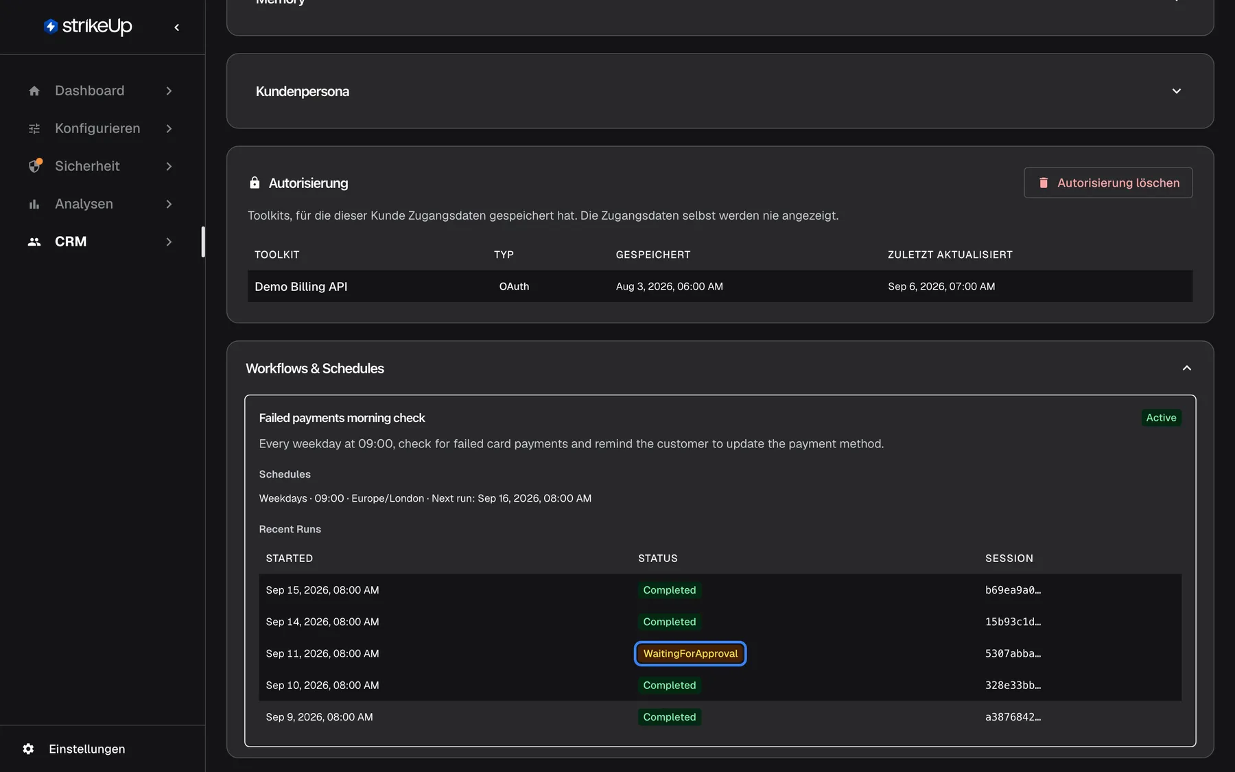 Das Ende der Detailseite von Morgan Hayes. Die Karte „Autorisierung“ mit der Schaltfläche zum Löschen listet ein Toolkit mit gespeicherten Zugangsdaten: Demo Billing API, Typ OAuth, gespeichert und zuletzt aktualisiert. Der aufgeklappte, auch auf Deutsch englische Abschnitt „Workflows & Schedules“ zeigt den aktiven Workflow „Failed payments morning check“ (werktags um 09:00), seinen Zeitplan „Weekdays · 09:00 · Europe/London“ mit nächster Ausführung und die Tabelle „Recent Runs“ mit Started, Status und Session. Vier Läufe sind Completed, der Lauf vom Sep 11, 2026 hat den hervorgehobenen Status „WaitingForApproval“.
