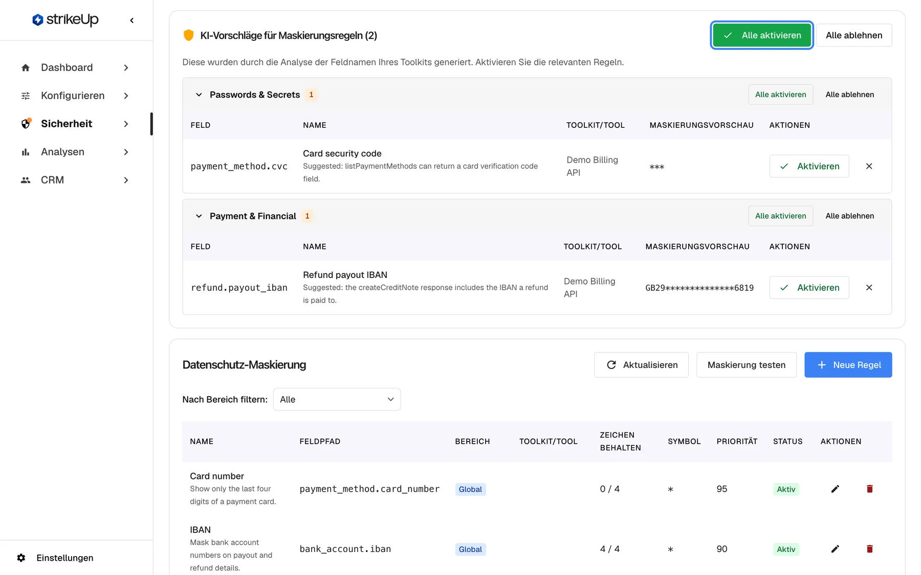Schritt 2 auf der Seite „Datenmaskierung“. Oben schlägt die Karte „KI-Vorschläge für Maskierungsregeln (2)“ vor, payment_method.cvc („Card security code“) und refund.payout_iban („Refund payout IBAN“) für die Demo Billing API zu maskieren, jeweils mit maskierter Vorschau und eigener Schaltfläche „Aktivieren“. Die hervorgehobene grüne Schaltfläche „Alle aktivieren“ oben rechts in der Karte macht alle Vorschläge auf einmal zu aktiven Regeln. Darunter beginnt die Karte „Datenschutz-Maskierung“ mit „Maskierung testen“ und „Neue Regel“.