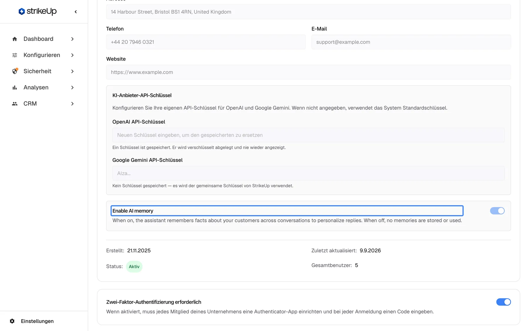 Die Seite „Unternehmensdetails“ in der Leseansicht, gescrollt zur Karte „Enable AI memory“, deren Titel hervorgehoben ist. Ihr Schalter ist eingeschaltet, aber ausgegraut, weil die Seite nicht im Bearbeitungsmodus ist. Darüber stehen die KI-Anbieter-API-Schlüssel, darunter Erstellt 21.11.2025, Zuletzt aktualisiert 9.9.2026, Status Aktiv und Gesamtbenutzer 5 sowie die Karte zur Zwei-Faktor-Authentifizierung. Nutzer ohne Administratorrolle sehen nur diese Ansicht.