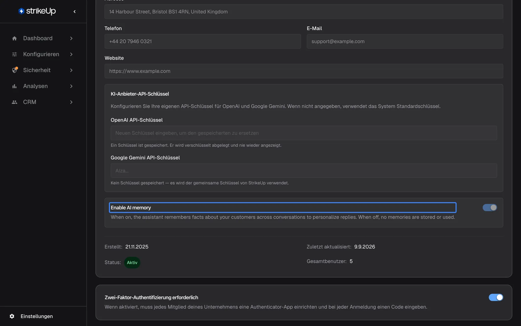 Die Seite „Unternehmensdetails“ in der Leseansicht, gescrollt zur Karte „Enable AI memory“, deren Titel hervorgehoben ist. Ihr Schalter ist eingeschaltet, aber ausgegraut, weil die Seite nicht im Bearbeitungsmodus ist. Darüber stehen die KI-Anbieter-API-Schlüssel, darunter Erstellt 21.11.2025, Zuletzt aktualisiert 9.9.2026, Status Aktiv und Gesamtbenutzer 5 sowie die Karte zur Zwei-Faktor-Authentifizierung. Nutzer ohne Administratorrolle sehen nur diese Ansicht.