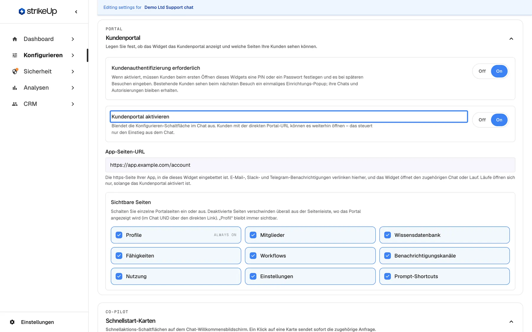 Schritt 8: Konfigurieren › Benutzeroberfläche für das Widget „Demo Ltd Support chat“ (Banner „Editing settings for“), gescrollt zum Abschnitt „Kundenportal“. „Kundenauthentifizierung erforderlich“ steht auf „On“, und die hervorgehobene Einstellung „Kundenportal aktivieren“ steht ebenfalls auf „On“ – die Umschalter sind auch auf Deutsch englisch beschriftet. Unter „Sichtbare Seiten“ sind „Profile“ (ALWAYS ON), Mitglieder, Wissensdatenbank, Fähigkeiten, Workflows, Integrationen, Nutzung, Einstellungen und Prompt-Shortcuts angehakt.