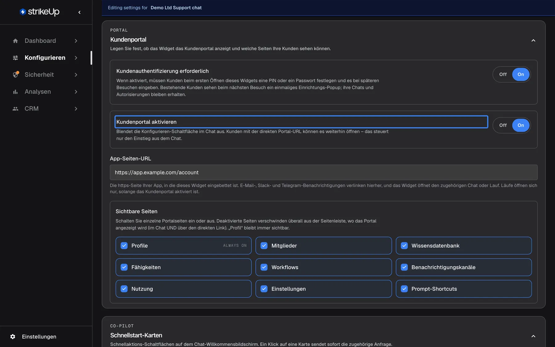 Schritt 8: Konfigurieren › Benutzeroberfläche für das Widget „Demo Ltd Support chat“ (Banner „Editing settings for“), gescrollt zum Abschnitt „Kundenportal“. „Kundenauthentifizierung erforderlich“ steht auf „On“, und die hervorgehobene Einstellung „Kundenportal aktivieren“ steht ebenfalls auf „On“ – die Umschalter sind auch auf Deutsch englisch beschriftet. Unter „Sichtbare Seiten“ sind „Profile“ (ALWAYS ON), Mitglieder, Wissensdatenbank, Fähigkeiten, Workflows, Integrationen, Nutzung, Einstellungen und Prompt-Shortcuts angehakt.