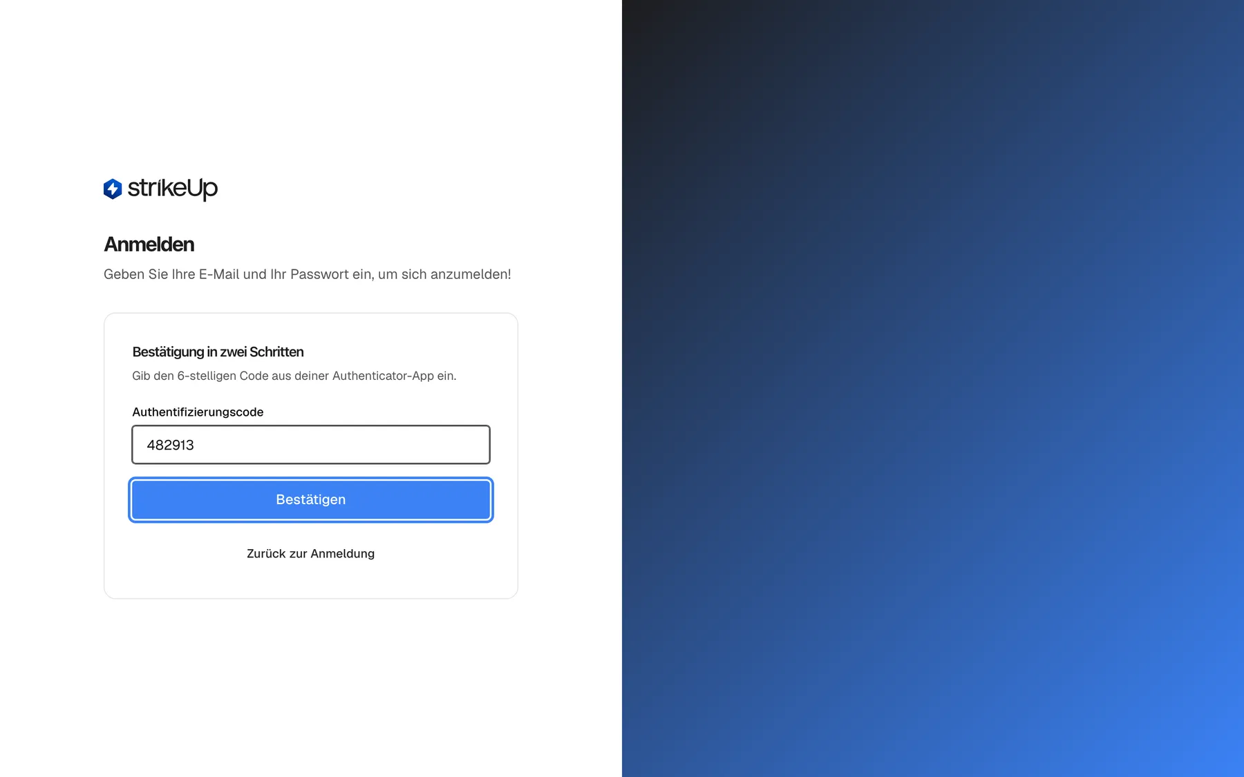 Die Seite „Anmelden“ nach korrektem Passwort für ein Konto mit Zwei-Faktor-Authentifizierung. In derselben Karte ersetzt der Schritt „Bestätigung in zwei Schritten“ die Felder für E-Mail und Passwort. Er zeigt den Hinweis „Gib den 6-stelligen Code aus deiner Authenticator-App ein.“, das Feld „Authentifizierungscode“ mit „482913“, die hervorgehobene blaue Schaltfläche „Bestätigen“ und darunter „Zurück zur Anmeldung“. „Bestätigen“ prüft den Code und öffnet das Dashboard; „Zurück zur Anmeldung“ führt zum leeren Anmeldeformular zurück. Der Link „Konto erstellen“ ist in diesem Schritt ausgeblendet.