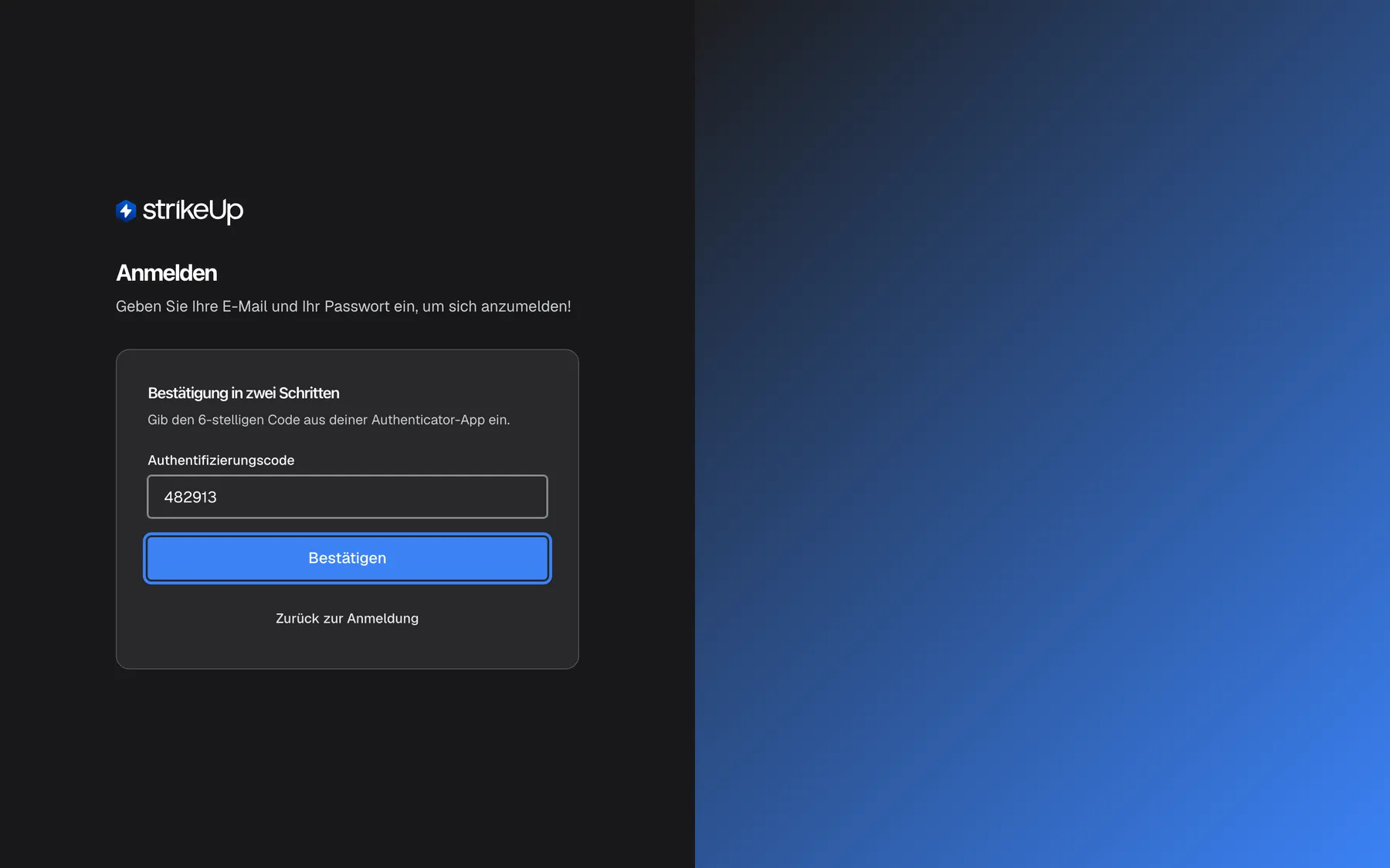 Die Seite „Anmelden“ nach korrektem Passwort für ein Konto mit Zwei-Faktor-Authentifizierung. In derselben Karte ersetzt der Schritt „Bestätigung in zwei Schritten“ die Felder für E-Mail und Passwort. Er zeigt den Hinweis „Gib den 6-stelligen Code aus deiner Authenticator-App ein.“, das Feld „Authentifizierungscode“ mit „482913“, die hervorgehobene blaue Schaltfläche „Bestätigen“ und darunter „Zurück zur Anmeldung“. „Bestätigen“ prüft den Code und öffnet das Dashboard; „Zurück zur Anmeldung“ führt zum leeren Anmeldeformular zurück. Der Link „Konto erstellen“ ist in diesem Schritt ausgeblendet.