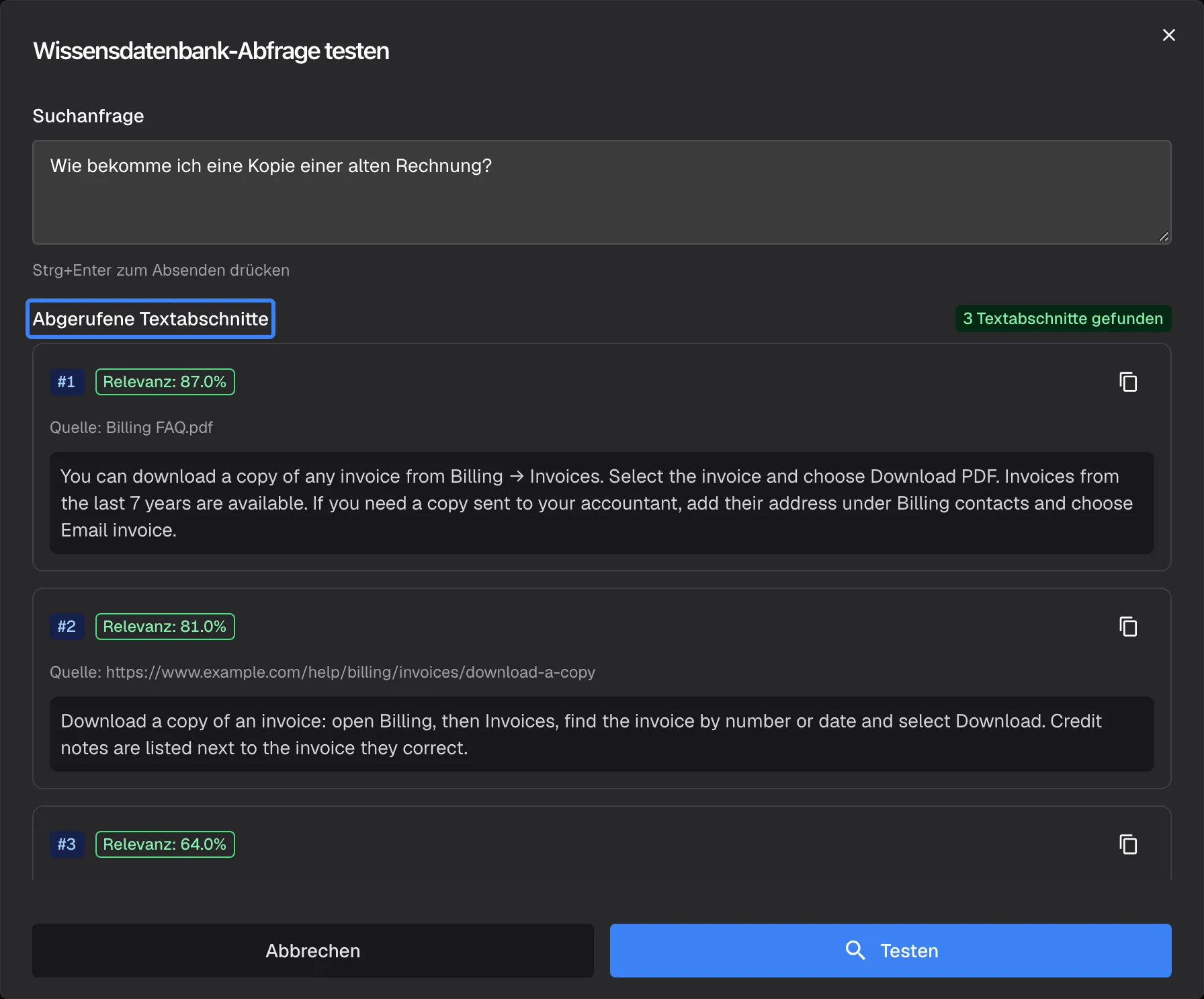 Der Dialog „Wissensdatenbank-Abfrage testen“ nach einer Suche. Die Suchanfrage lautet „Wie bekomme ich eine Kopie einer alten Rechnung?“. Unter der hervorgehobenen Überschrift „Abgerufene Textabschnitte“ stehen drei Passagen mit Relevanz und Quelle: zwei aus „Billing FAQ.pdf“ und eine von der Webseite https://www.example.com/help/billing/invoices/download-a-copy. Jede Passage zeigt den Text, den der Assistent zu dieser Frage erhalten würde. Der Test durchsucht die gesamte Wissensdatenbank, nicht nur die Inhalte eines Widgets.