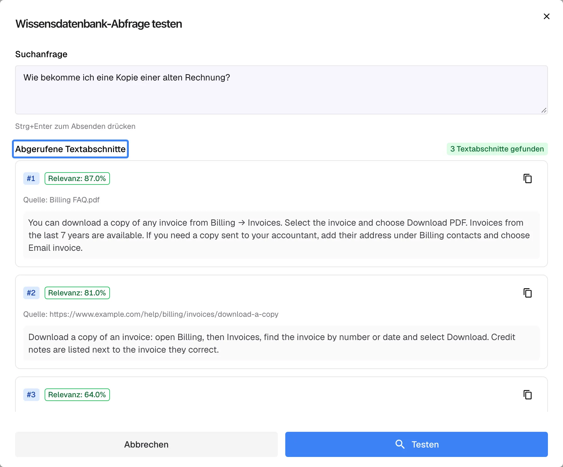 Der Dialog „Wissensdatenbank-Abfrage testen“ nach einer Suche. Die Suchanfrage lautet „Wie bekomme ich eine Kopie einer alten Rechnung?“. Unter der hervorgehobenen Überschrift „Abgerufene Textabschnitte“ stehen drei Passagen mit Relevanz und Quelle: zwei aus „Billing FAQ.pdf“ und eine von der Webseite https://www.example.com/help/billing/invoices/download-a-copy. Jede Passage zeigt den Text, den der Assistent zu dieser Frage erhalten würde. Der Test durchsucht die gesamte Wissensdatenbank, nicht nur die Inhalte eines Widgets.