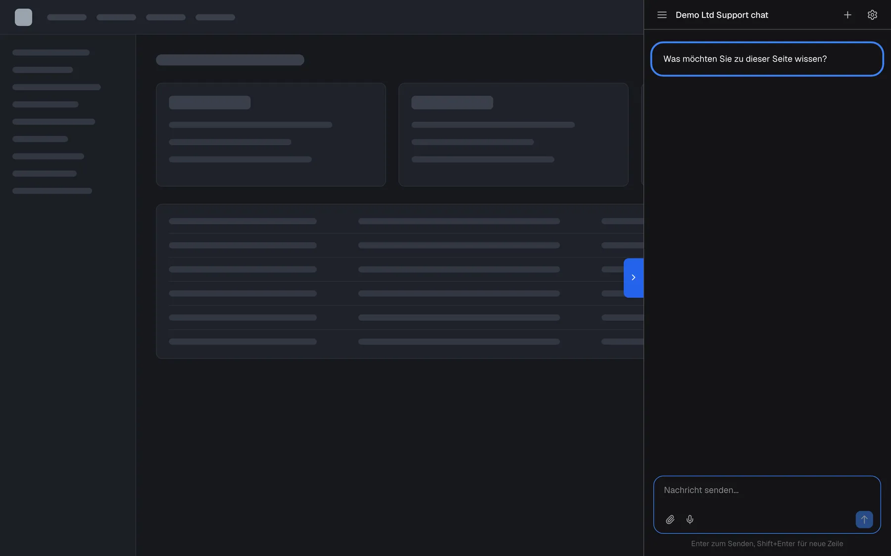 Dieselbe Beispiel-Web-App nach einem Klick auf ihre eigene Schaltfläche: Der Bereich Eigener Auslöser — Seitenleiste ist vom rechten Rand über die Seite eingefahren, Titel "Demo Ltd Support chat". Oben im Gespräch steht hervorgehoben die Sprechblase "Was möchten Sie zu dieser Seite wissen?", die an StrikeUpChat.open() übergebene Nachricht; sie erscheint auf der Seite des Assistenten, gesendet wurde noch nichts. Unten wartet das Eingabefeld "Nachricht senden...", und der blaue Reiter am linken Rand klappt den Bereich wieder ein.