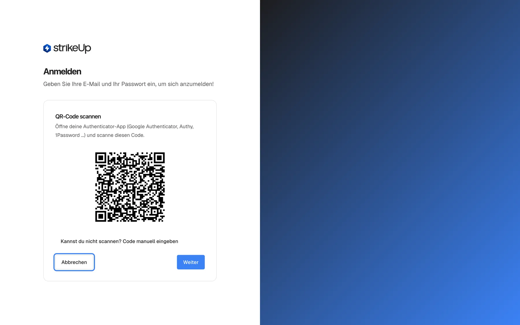 Die Seite „Anmelden“ für ein Mitglied ohne Authenticator, während das Unternehmen Zwei-Faktor-Authentifizierung vorschreibt. Nach dem Passwort zeigt die Karte „QR-Code scannen“, den Hinweis „Öffne deine Authenticator-App (Google Authenticator, Authy, 1Password ...) und scanne diesen Code.“, einen QR-Code und „Kannst du nicht scannen? Code manuell eingeben“. Unten links ist „Abbrechen“ hervorgehoben: Es führt zum Formular für E-Mail und Passwort zurück, ohne Einrichtung gelangen Sie aber nicht zu StrikeUp. Rechts geht es mit „Weiter“ zum Codeschritt.