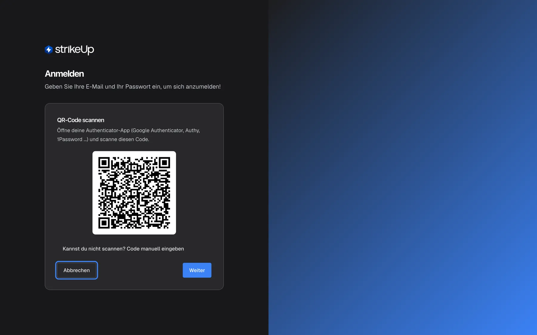 Die Seite „Anmelden“ für ein Mitglied ohne Authenticator, während das Unternehmen Zwei-Faktor-Authentifizierung vorschreibt. Nach dem Passwort zeigt die Karte „QR-Code scannen“, den Hinweis „Öffne deine Authenticator-App (Google Authenticator, Authy, 1Password ...) und scanne diesen Code.“, einen QR-Code und „Kannst du nicht scannen? Code manuell eingeben“. Unten links ist „Abbrechen“ hervorgehoben: Es führt zum Formular für E-Mail und Passwort zurück, ohne Einrichtung gelangen Sie aber nicht zu StrikeUp. Rechts geht es mit „Weiter“ zum Codeschritt.