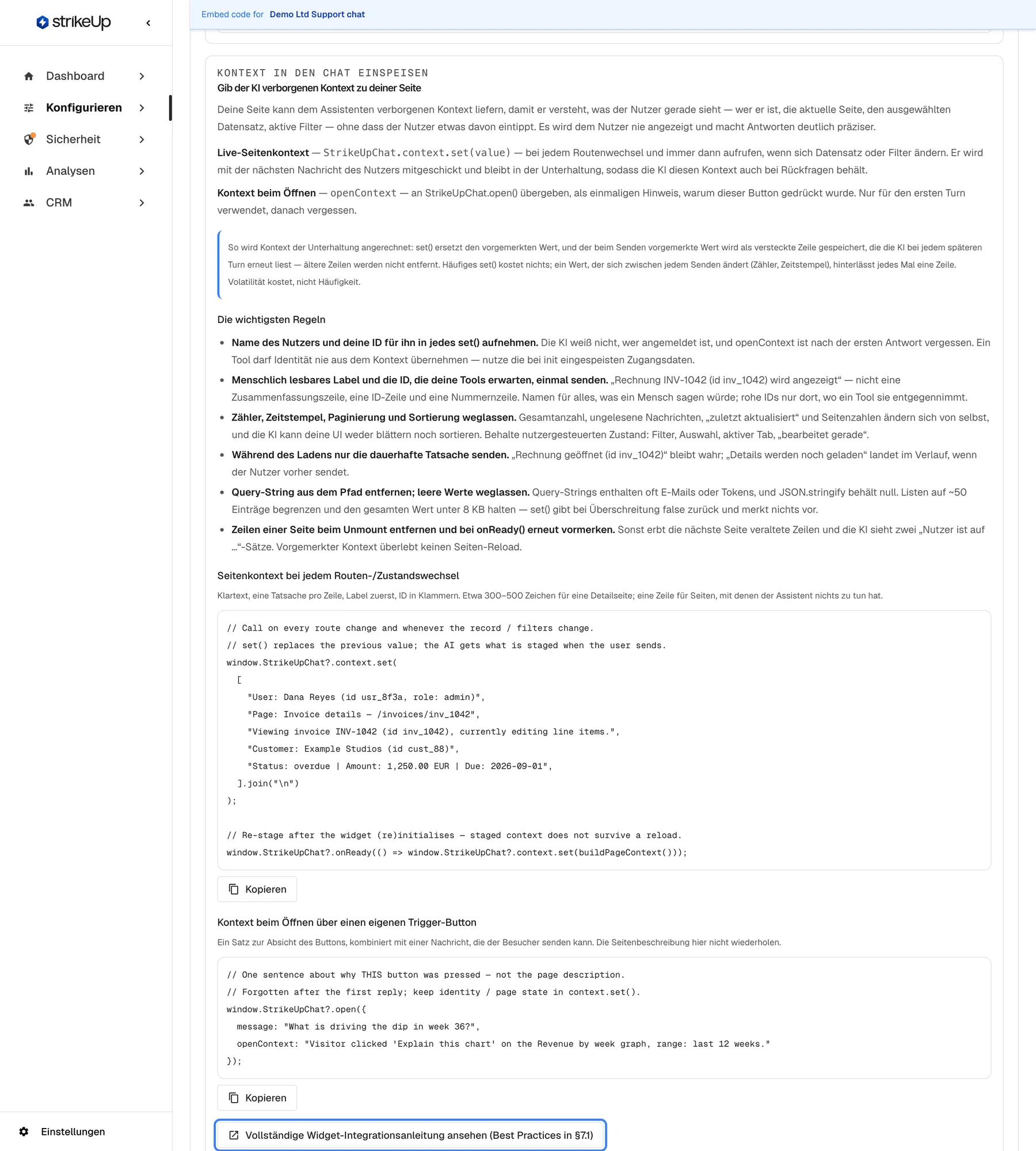 Der Kontextbereich der Seite Embed mit den Überschriften "Kontext in den Chat einspeisen" und "Gib der KI verborgenen Kontext zu deiner Seite". Er erklärt "Live-Seitenkontext" (StrikeUpChat.context.set(value) bei jedem Routenwechsel) und "Kontext beim Öffnen" (openContext für StrikeUpChat.open()), einen Hinweis zur Abrechnung und "Die wichtigsten Regeln". Es folgen zwei Codebeispiele, "Seitenkontext bei jedem Routen-/Zustandswechsel" und "Kontext beim Öffnen über einen eigenen Trigger-Button", jeweils mit "Kopieren". Unten öffnet der hervorgehobene Link "Vollständige Widget-Integrationsanleitung ansehen (Best Practices in §7.1)" die technische Anleitung.