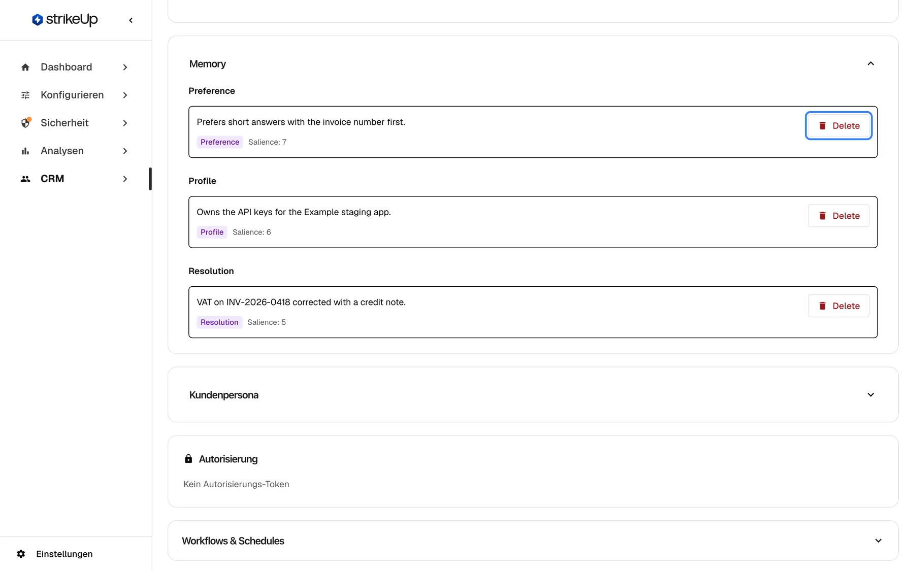 Der aufgeklappte, auch auf Deutsch englische Abschnitt „Memory“ auf der Seite „Kundendetails“ von Morgan Hayes (CRM › Kunden). Die Erinnerungen des Assistenten an diesen Kunden sind nach Kategorie gruppiert: Preference „Prefers short answers with the invoice number first.“ (Salience: 7), Profile zu den API-Schlüsseln (Salience: 6) und Resolution zur korrigierten Mehrwertsteuer (Salience: 5). Die erste rote Schaltfläche „Delete“ ist hervorgehoben.