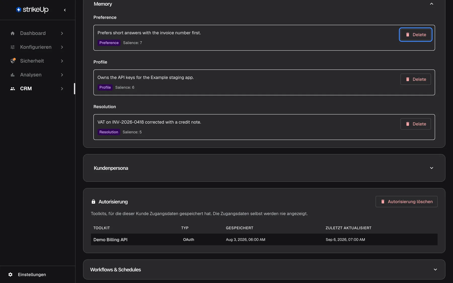 Der aufgeklappte, auch auf Deutsch englische Abschnitt „Memory“ auf der Seite „Kundendetails“ von Morgan Hayes (CRM › Kunden). Die Erinnerungen des Assistenten an diesen Kunden sind nach Kategorie gruppiert: Preference „Prefers short answers with the invoice number first.“ (Salience: 7), Profile zu den API-Schlüsseln (Salience: 6) und Resolution zur korrigierten Mehrwertsteuer (Salience: 5). Die erste rote Schaltfläche „Delete“ ist hervorgehoben.