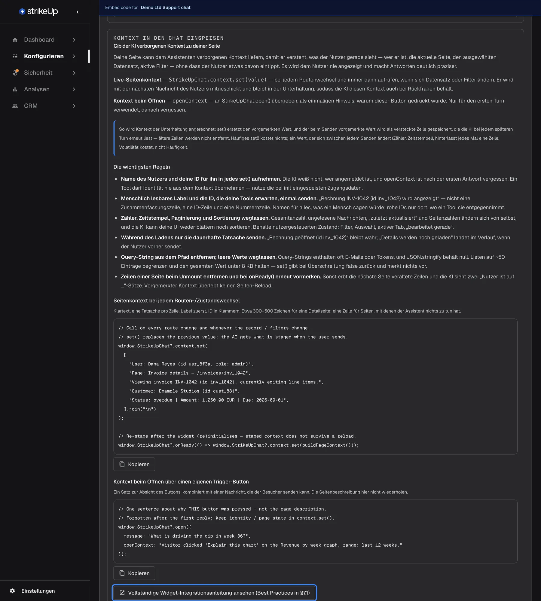 Der Kontextbereich der Seite Embed mit den Überschriften "Kontext in den Chat einspeisen" und "Gib der KI verborgenen Kontext zu deiner Seite". Er erklärt "Live-Seitenkontext" (StrikeUpChat.context.set(value) bei jedem Routenwechsel) und "Kontext beim Öffnen" (openContext für StrikeUpChat.open()), einen Hinweis zur Abrechnung und "Die wichtigsten Regeln". Es folgen zwei Codebeispiele, "Seitenkontext bei jedem Routen-/Zustandswechsel" und "Kontext beim Öffnen über einen eigenen Trigger-Button", jeweils mit "Kopieren". Unten öffnet der hervorgehobene Link "Vollständige Widget-Integrationsanleitung ansehen (Best Practices in §7.1)" die technische Anleitung.